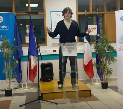 Yaël prononçant son discours. 