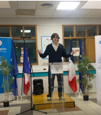 Yael présentant son discours.png